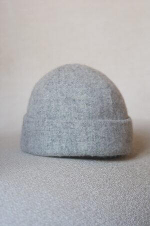 Bonnet gris clair en laine fabriqué en France. Extérieur 100 % pure laine écossaise, doublure 100 % lin adouci européen. Bonnet en tweed écossais design, haut de gamme pour l'hiver
