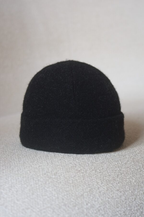 Bonnet noir en laine fabriqué en France. Extérieur 100 % pure laine écossaise, doublure 100 % lin adouci européen. Bonnet en tweed écossais design, haut de gamme pour l'hiver