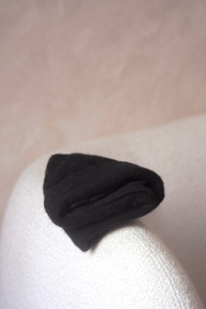 Bonnet noir en laine fabriqué en France. Extérieur 100 % pure laine écossaise, doublure 100 % lin adouci européen. Bonnet en tweed écossais design, haut de gamme pour l'hiver