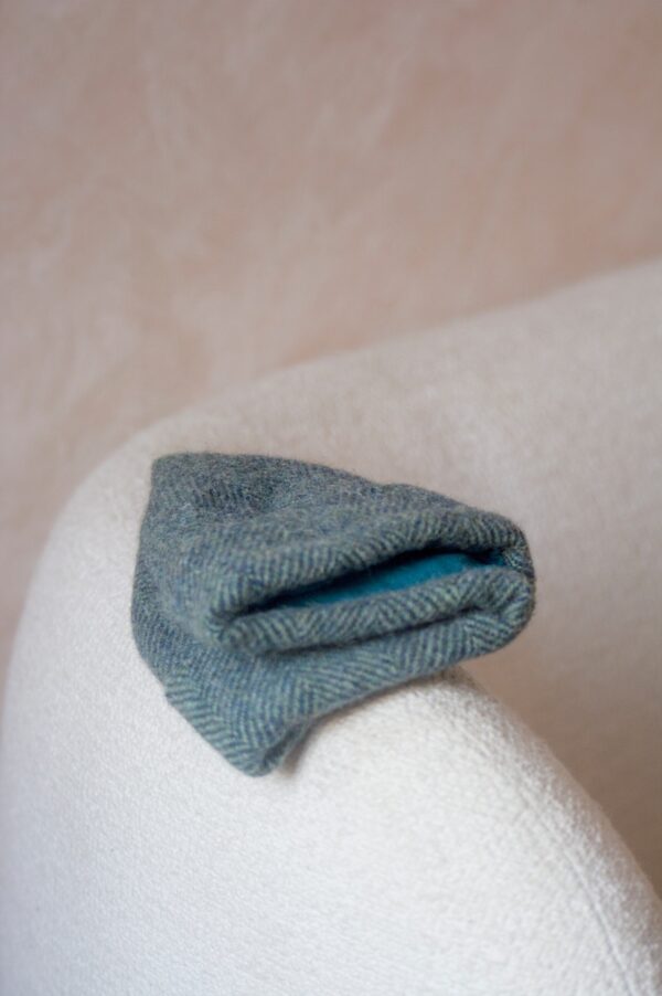 Bonnet vert forêt en laine fabriqué en France. Extérieur 100 % pure laine écossaise, doublure 100 % lin adouci européen. Bonnet en tweed écossais design, haut de gamme pour l'hiver