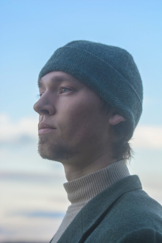 Bonnet vert forêt en laine fabriqué en France. Extérieur 100 % pure laine écossaise, doublure 100 % lin adouci européen. Bonnet en tweed écossais design, haut de gamme pour l'hiver